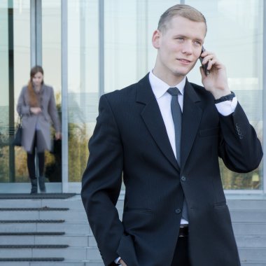 İş adamı telefonda konuşuyor.