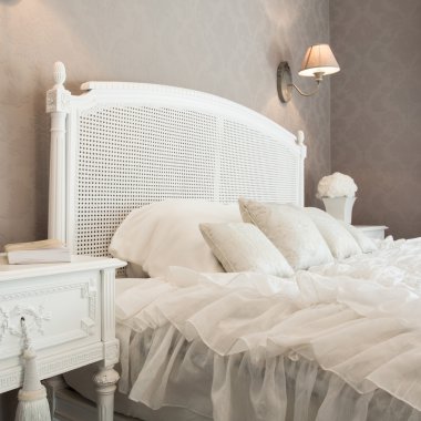 Bir yatak odasında rahat yatak