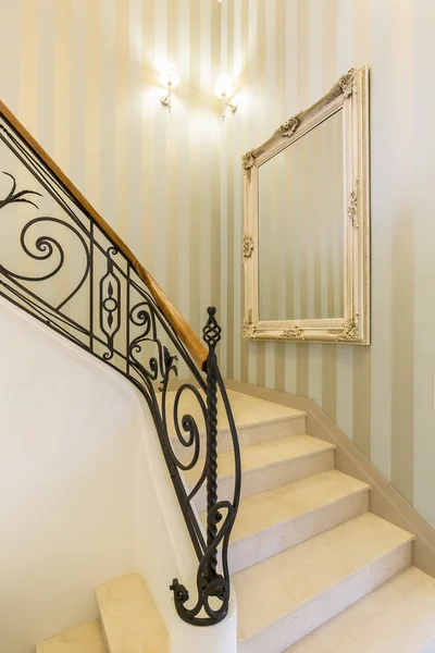 Klassisches Dekor im modernen Haus immer noch willkommen — Stockfoto
