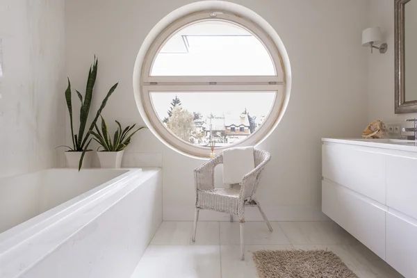 Простой и чистый декор ванной комнаты для тех, кто любит гармонию — стоковое фото