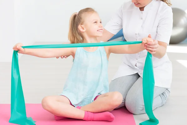 Girl stretching rubber band — Stock Photo, Image