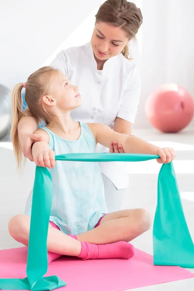 Trainen met de fysiotherapeut — Stockfoto