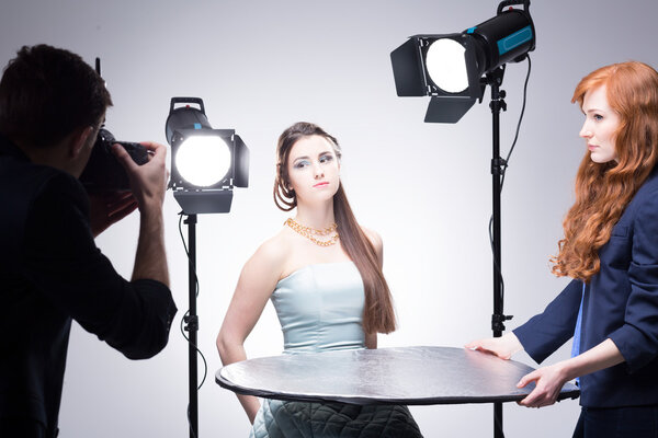 Принимая их работу серьезно
