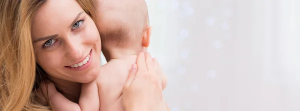 Velkou výhodou mateřství v její usměvavé oči — Stock fotografie