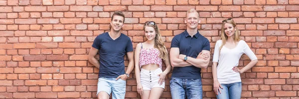 Menschen, die sich an die Wand lehnen — Stockfoto