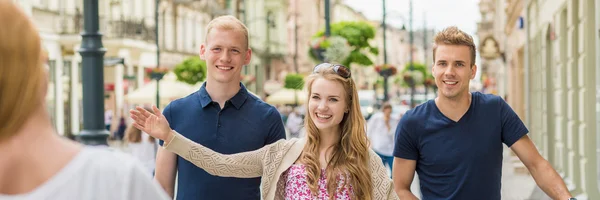 Freunde in der Stadt — Stockfoto