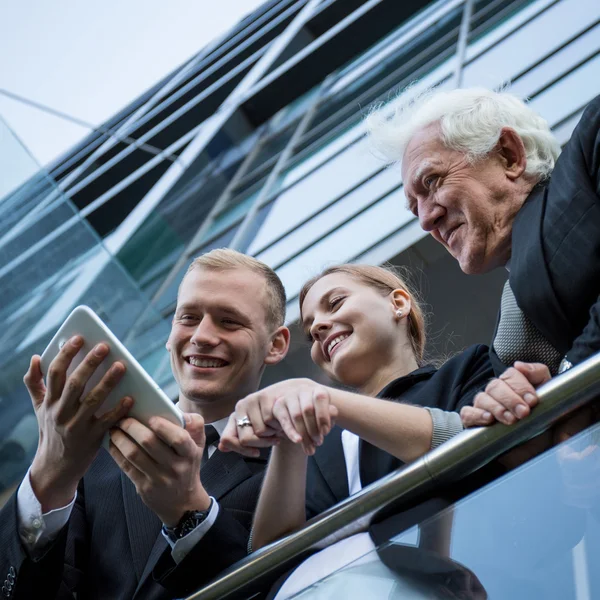 Empresarios mirando la tableta — Foto de Stock