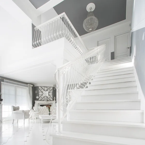 Escalera blanca en casa cara — Foto de Stock