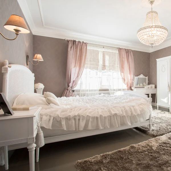 Ouderwetse slaapkamer met kristallen kroonluchter — Stockfoto