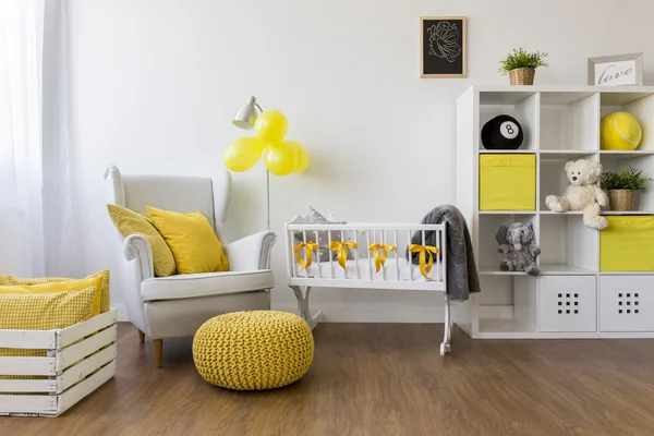 Mobília branca do bebê — Fotografia de Stock