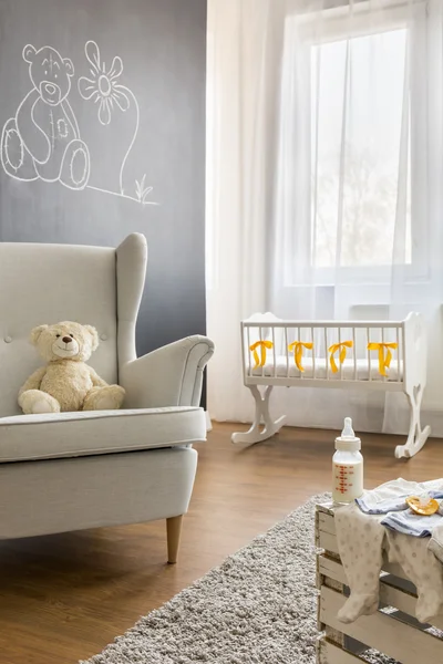 Fauteuil in baby kamer — Stockfoto