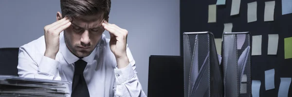 Niet werken vanwege hoofdpijn — Stockfoto