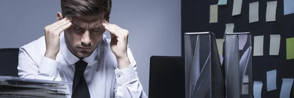 Can't work beacuse of headache — Stock Photo, Image