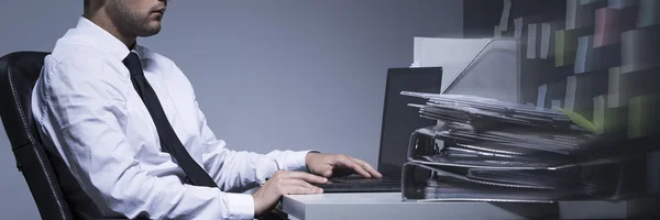 Homem viciado em trabalho — Fotografia de Stock