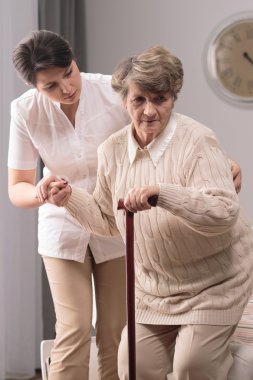 Yaşlı kadın ile personel ve yararlı caregiver