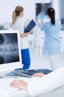 Her zaman hasta üzerinde konsantre