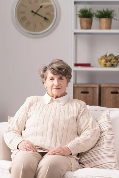 Starší žena na gauči — Stock fotografie
