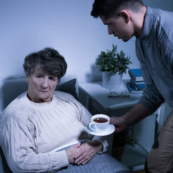 Femme âgée déprimée avec alzheimer — Photo