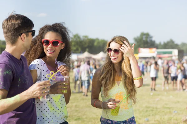 Plezier op een zomerfestival — Stockfoto