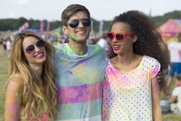 Sonriendo en un festival de color — Foto de Stock