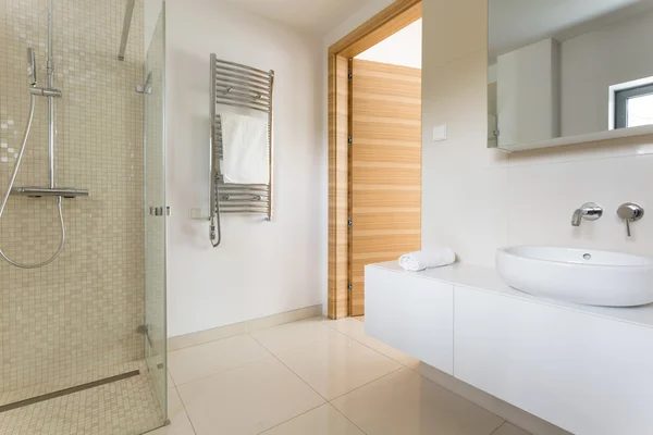 Baño moderno espacioso — Foto de Stock