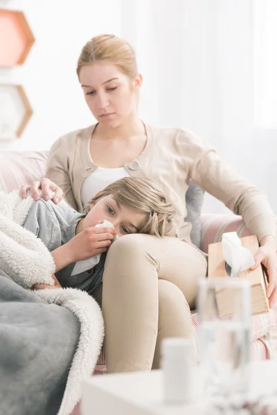 Tired of her child's protracted illness — Stock Photo, Image