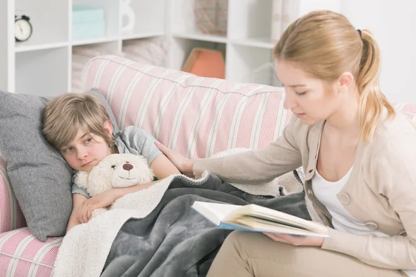 Trying her best to entertain him during illness — Stock Photo, Image