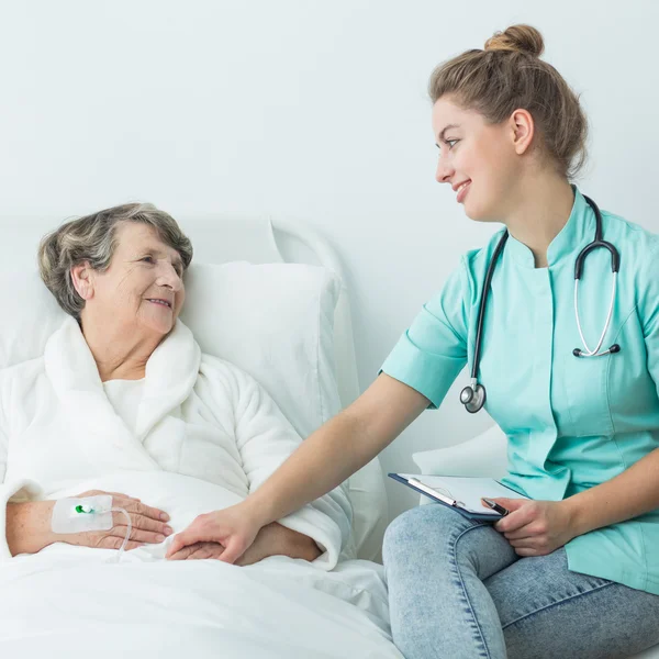 Paciente del hospital con enfermera — Foto de Stock