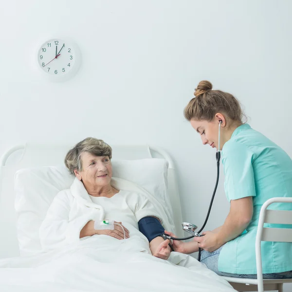 Pfleger misst Blutdruck — Stockfoto