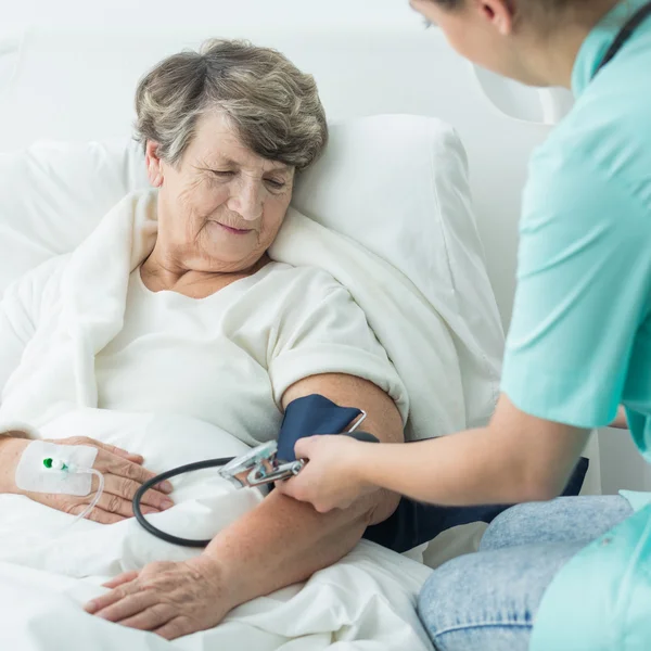 Patient auf geriatrischer Station mit Bluthochdruck — Stockfoto