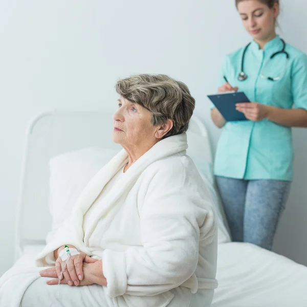 Mujer triste enferma en el hospital — Foto de Stock