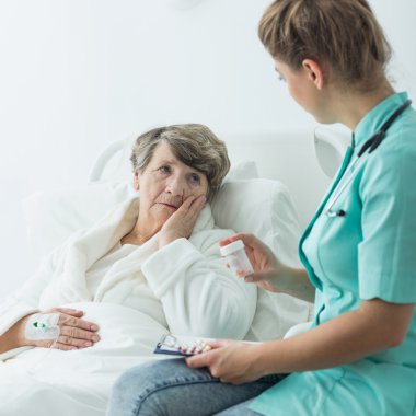 Üzücü hasta kıdemli ve bakıcı