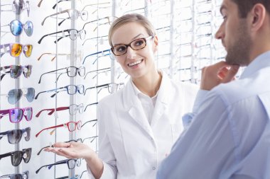 Zor gözlük seçimi