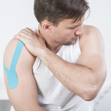 Kinesiotherapy sırasında atletik erkek