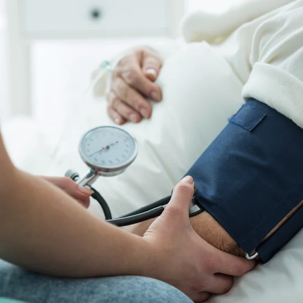 Krankenschwester nimmt Blutdruck — Stockfoto