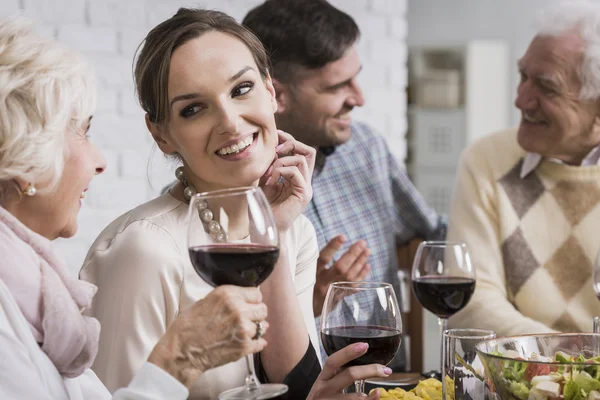 Moment des Zuhörens auf die Erfahrung von Angehörigen — Stockfoto