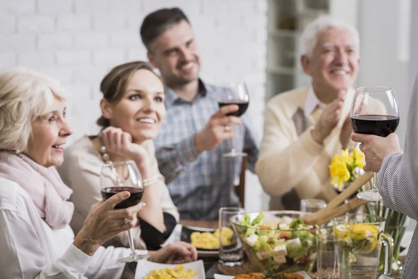 Tiempo en familia para la celebración — Foto de Stock