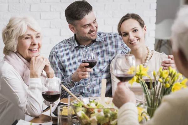 Glada tid med nära och kära — Stockfoto