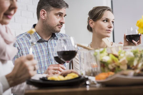 Das Essen ist eine gute Ausrede, um die Ansichten von Angehörigen kennenzulernen — Stockfoto