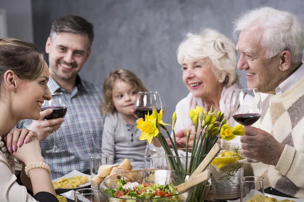 Whole family celebrates meal — Stock Photo, Image