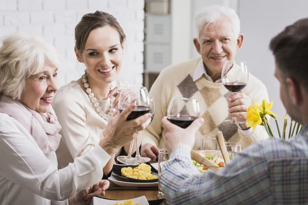 Diesen wunderbaren Moment mit einem Glas Wein zu feiern — Stockfoto