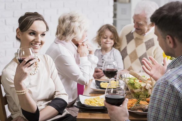 När far-och morföräldrar är glada att hans sonson — Stockfoto