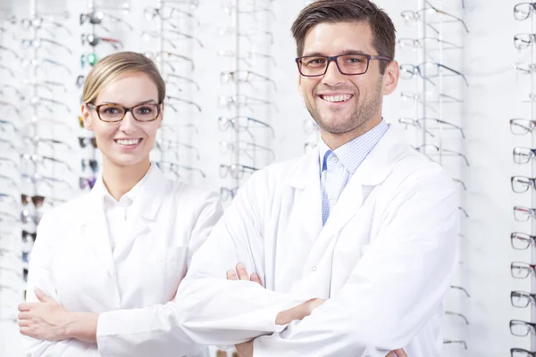 Optiker im Optikergeschäft — Stockfoto