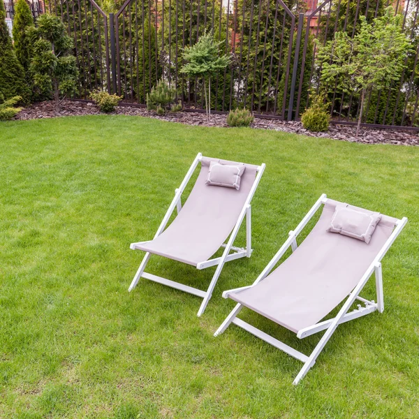 Ligstoelen in de tuin — Stockfoto