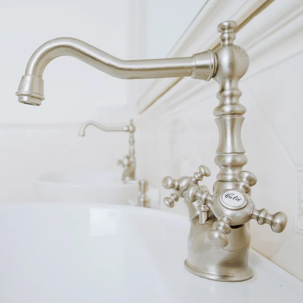 Banyoda dekoratif musluk — Stok fotoğraf
