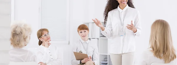 Ella sabe cómo animar a otras mujeres. — Foto de Stock