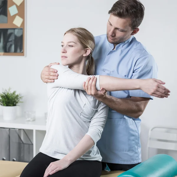 Giovane donna durante la riabilitazione — Foto Stock