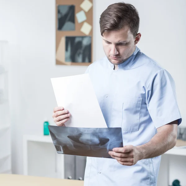 Médico diagnosticando radiografía — Foto de Stock