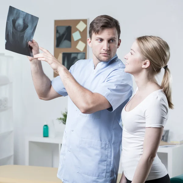 Analyzing x-ray of hip joint — Stock Photo, Image