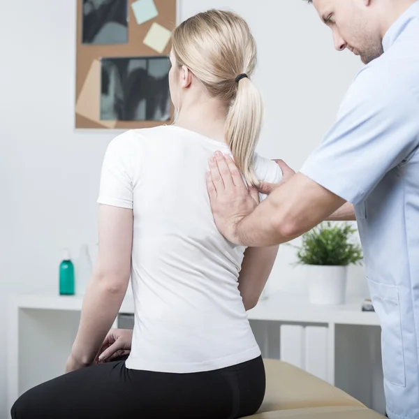 Kiropraktik gör spinal mobilisering — Stockfoto
